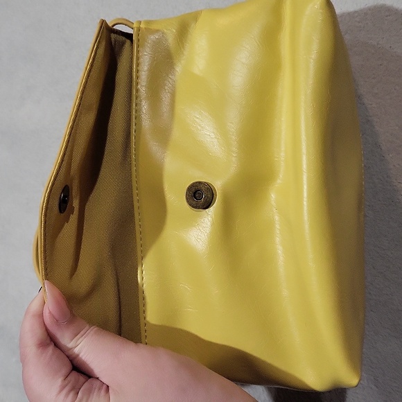 Universal Thread Yellow Crossbody Bag - Picture 3 of 14